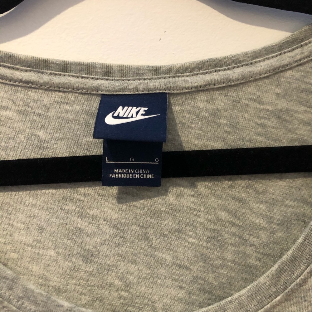 ❌ SOLD ❌ Nike Shirt - Picture 2 of 3